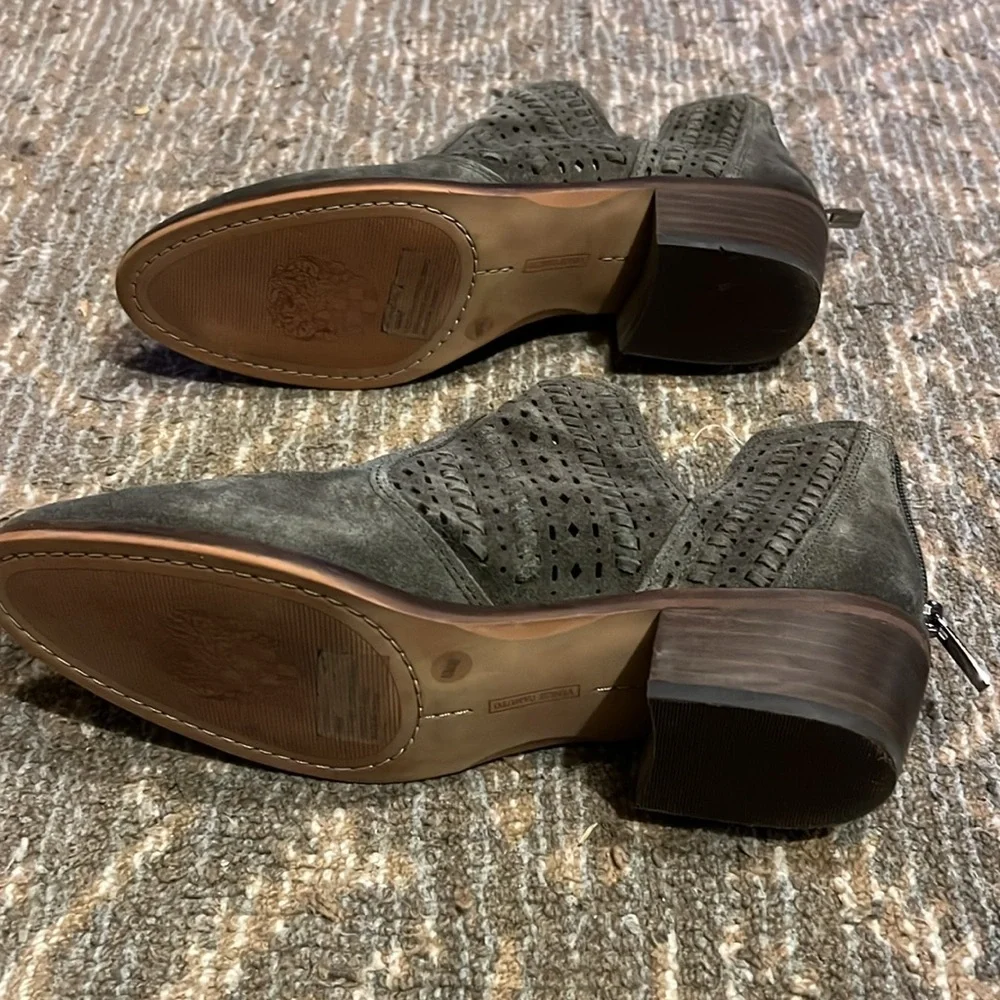 Vince Camuto suede boots in excellent condition - Picture 3 of 3